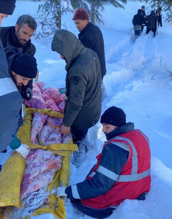 Tuğçe, 83 saat sonra kar altındaki enkazdan çıkarıldı.